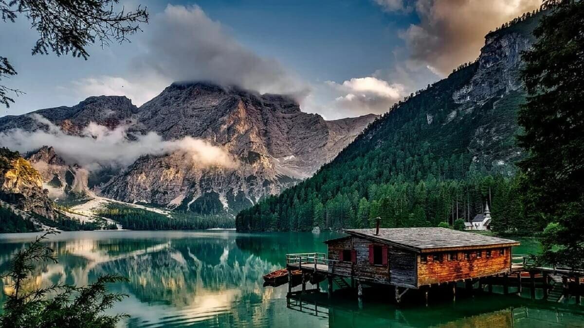 Sustainable house between mountains and lakes